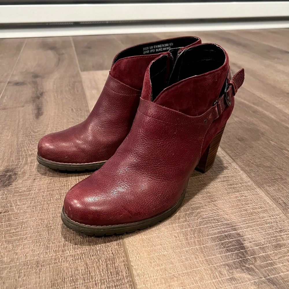 Clarks Women’s Booties Burgundy Size 8.5